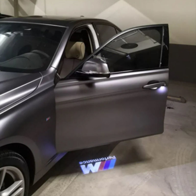 メルセデス・ベンツをDIYデザインスタイルの車ドアライト・LEDロゴプロジェクターでアップグレード