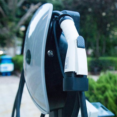 床に装着されたAC EV充電ステーション,電動車用の2型プラグ