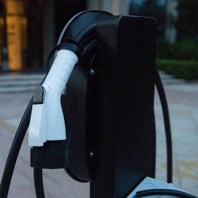 床に装着されたAC EV充電ステーション,電動車用の2型プラグ