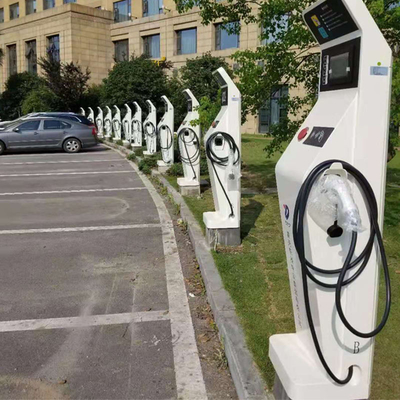 L/N/PE入力接続で床に搭載された 120kWのダブルガン充電ステーションを提供しています